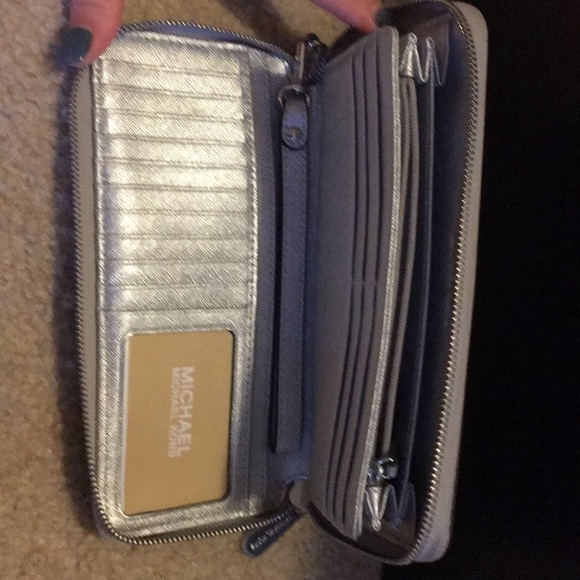 Michael Kors silver wallet - Picture 2 of 3